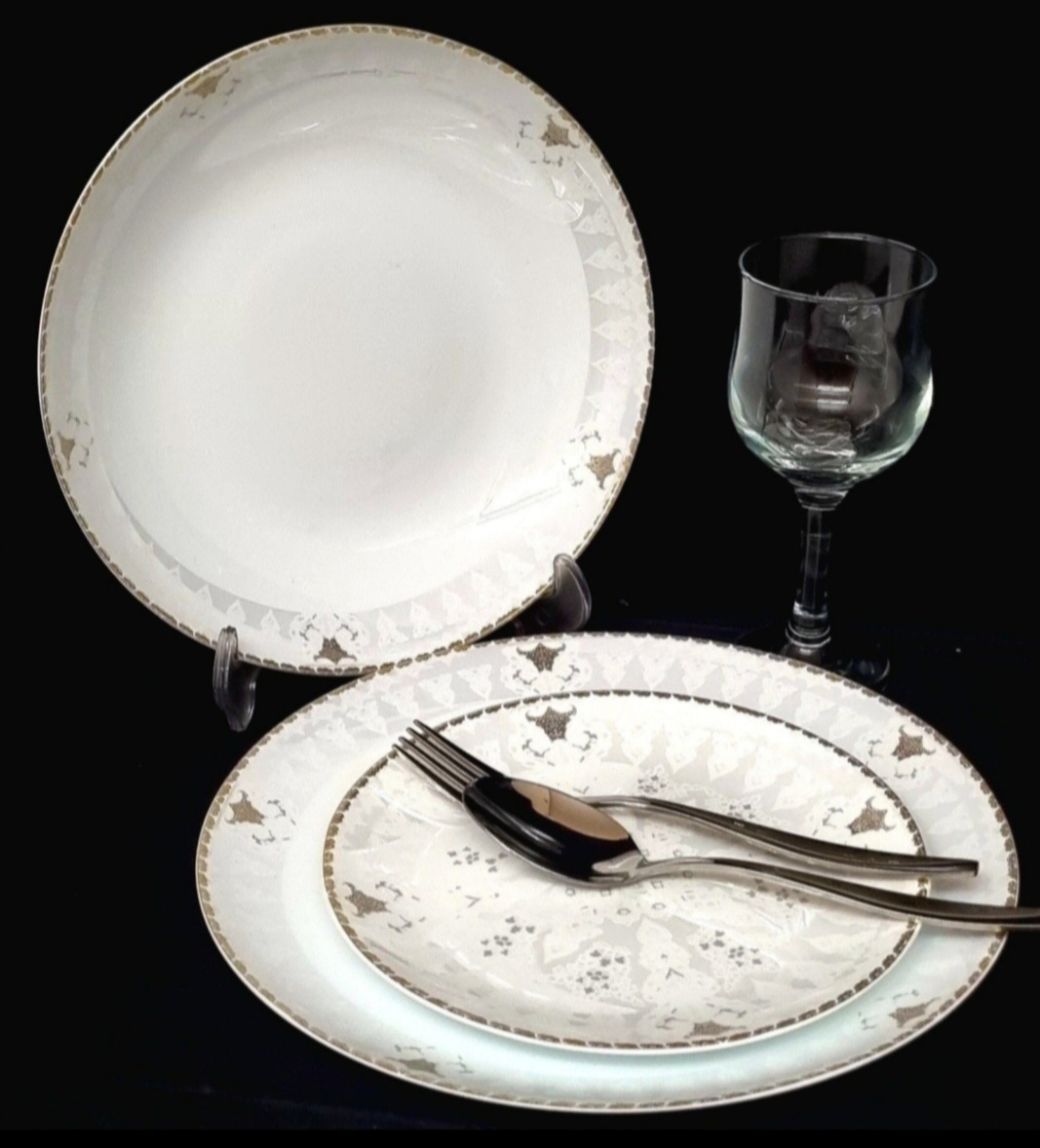 سرویس ۲۶ پارچه قالب گرد مقصود طرح شاخه هما لب طلا